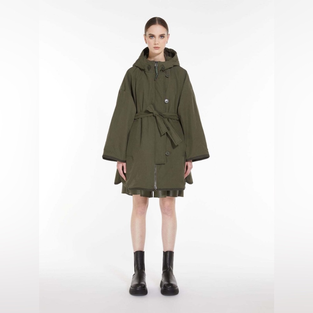 Brand new Reversible MaxMara weekend Loretta jacket. Size 8-12. Waterproof. Sz42